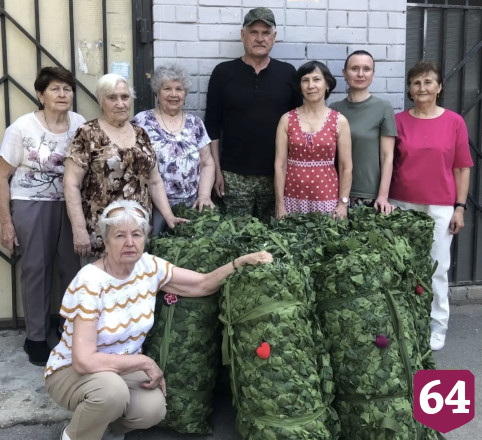 Саратовцы сплели и передали на фронт летние маскировочные сети